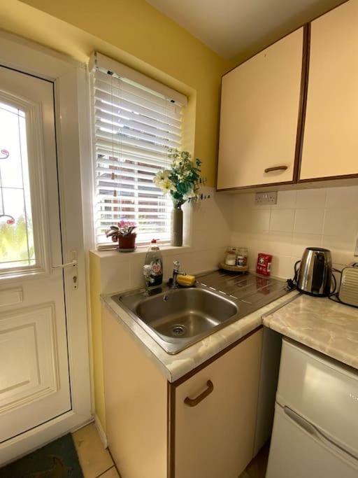 Cosy Apartment With Private Access And Kitchenette In Guildford (Adults Only) Worplesdon Exterior foto