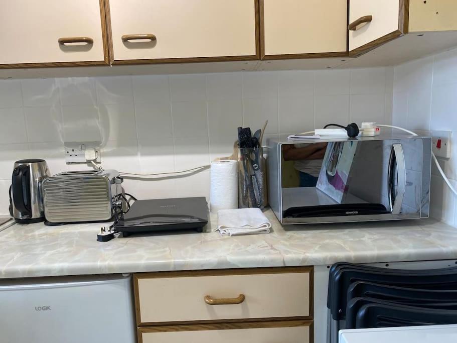 Cosy Apartment With Private Access And Kitchenette In Guildford (Adults Only) Worplesdon Exterior foto