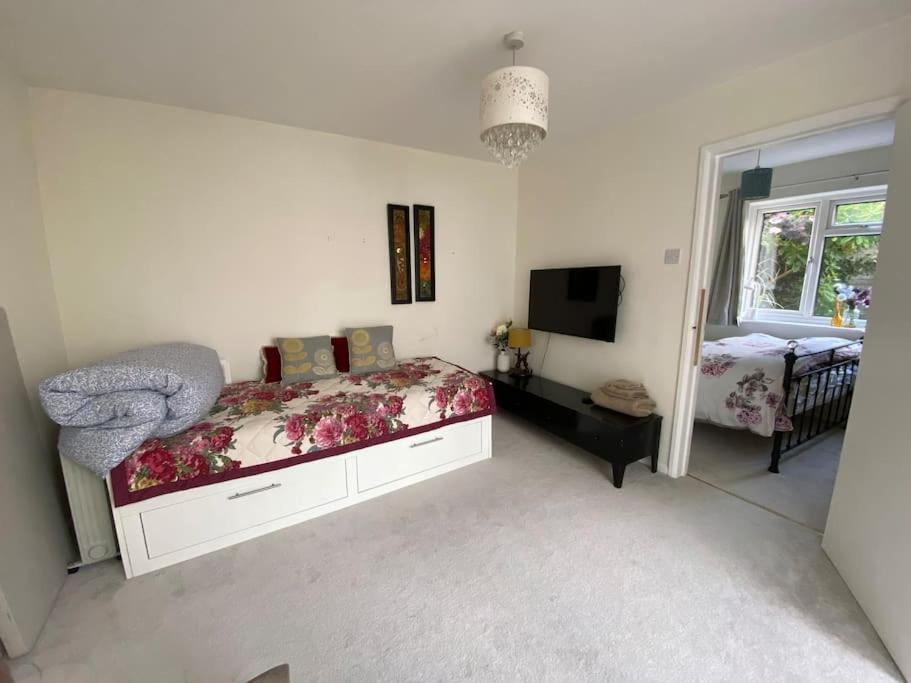 Cosy Apartment With Private Access And Kitchenette In Guildford (Adults Only) Worplesdon Exterior foto